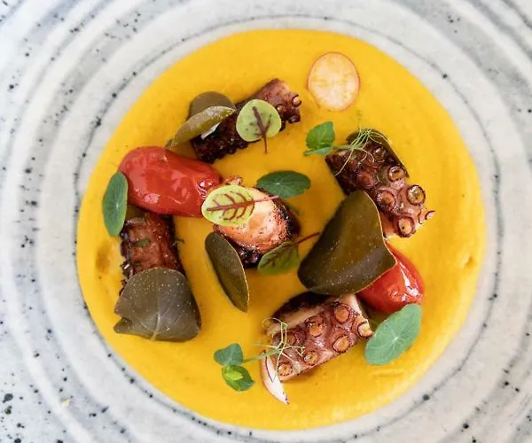 ホテル Adorno And